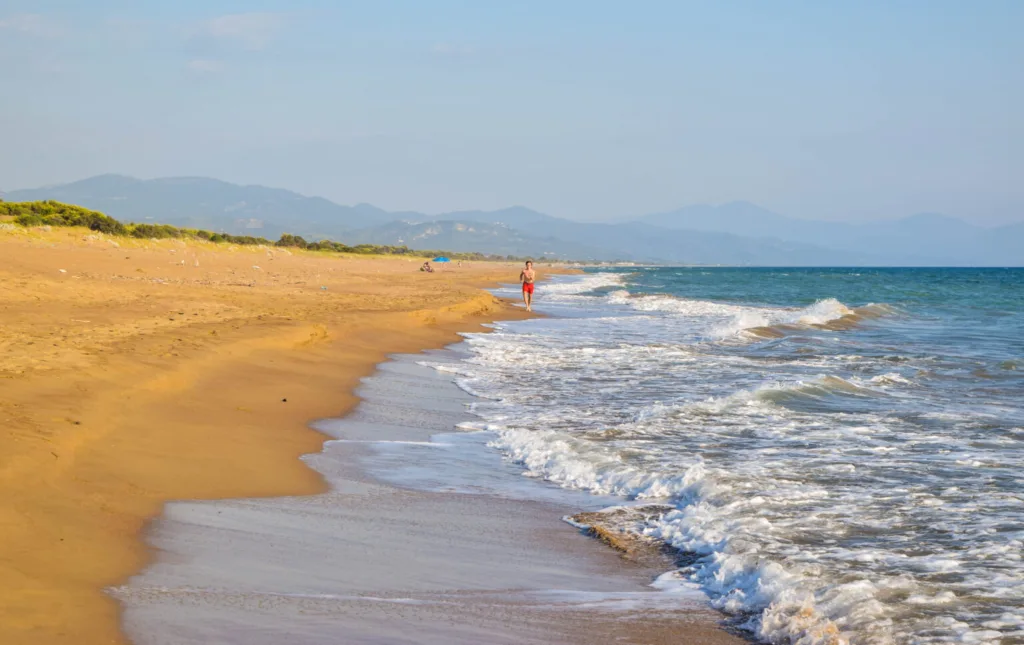 Κορυφαίες παραλίες, σχετικά κοντά στην Αθήνα, «δύο βήματα» από την Πάτρα ΦΩΤΟ Κορυφαίες παραλίες, σχετικά κοντά στην Αθήνα, «δύο βήματα» από την Πάτρα ΦΩΤΟ