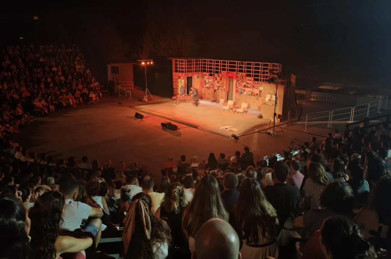 Μάγεψαν ο Γιάννης Μπέζος και ο Πυγμαλίωνας Δαδακαρίδης με τις «Αινιγματικές Παραλλαγές» στο Θέατρο της Αρχαίας Ήλιδας