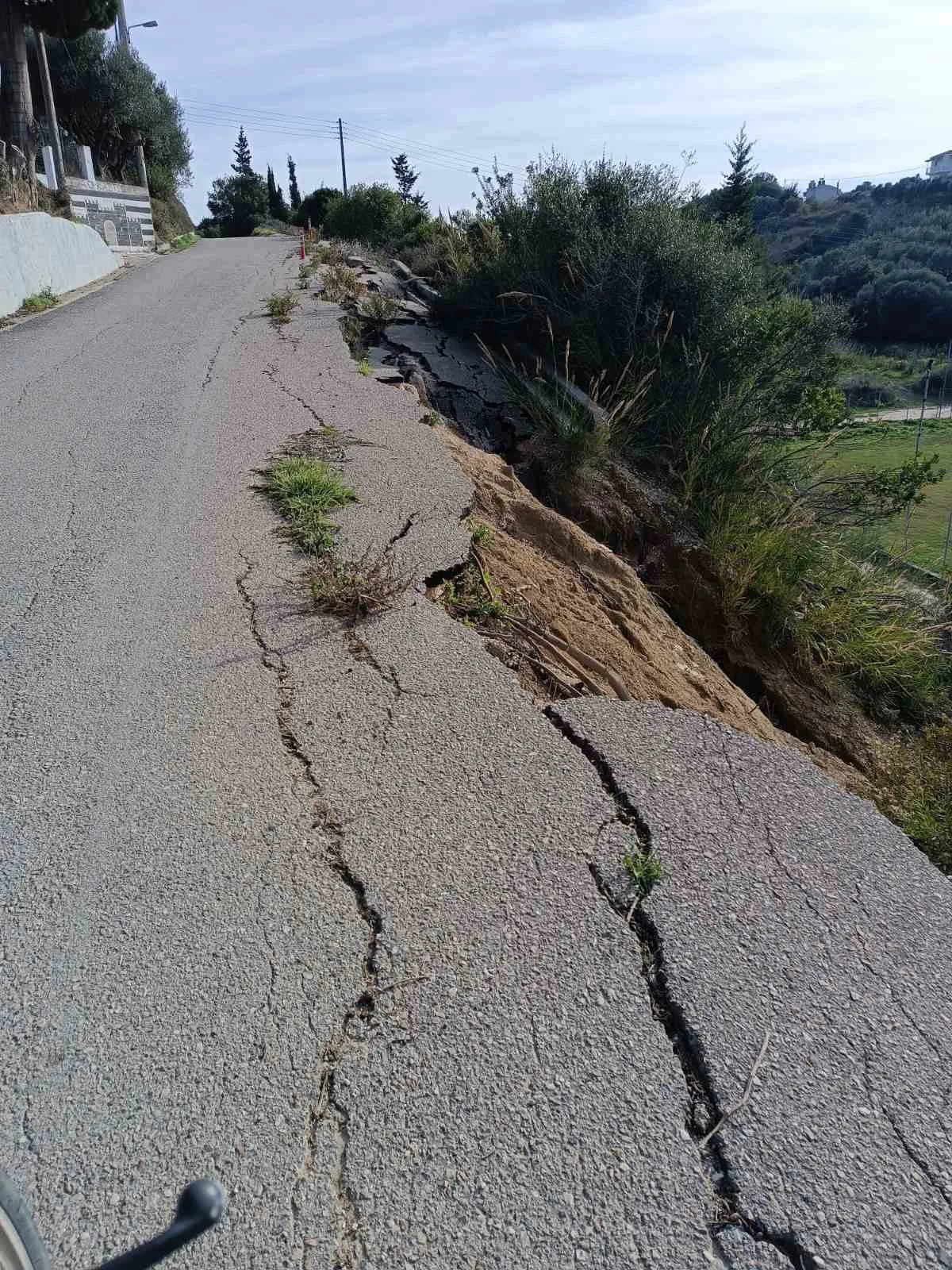 «Ξεχαρβαλώθηκε» τελείως το οδόστρωμα στο Κάστρο της Ηλείας! ΦΩΤΟΓΡΑΦΙΕΣ