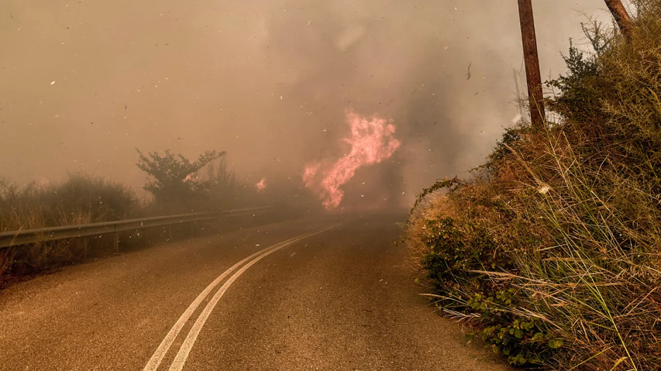 Εκκενώνεται ένα ολόκληρο χωριό στην Ηλεία, η φωτιά απειλεί τα σπίτια! ΒΙΝΤΕΟ