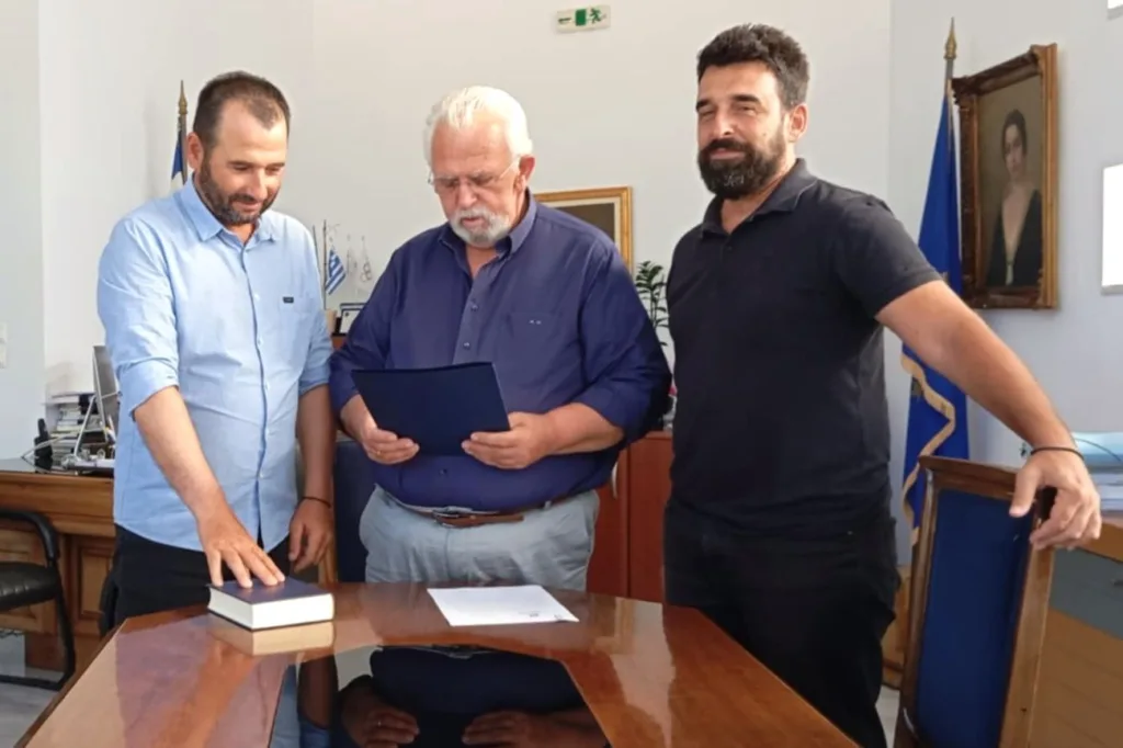 Ορκωμοσία ενός ακόμα νέου μόνιμου υπαλλήλου από το Δήμαρχο Ήλιδας Χρήστο Χριστοδουλόπουλο