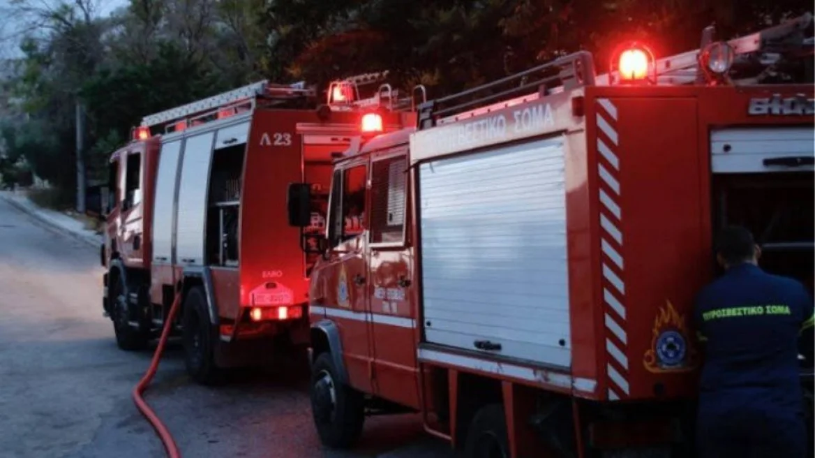 Πολίτης «βούτηξε» ένα πυροσβεστικό και πήγε να σβήσει μόνος του τη φωτιά!