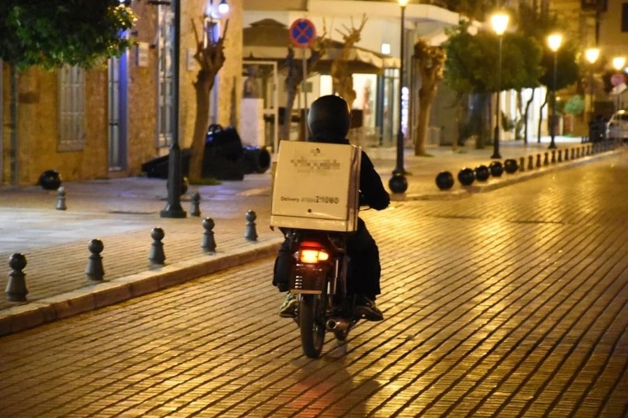 Πύργος: Διανομέας άφησε το μηχανάκι για λίγα λεπτά και του το πήραν με τις παραγγελίες
