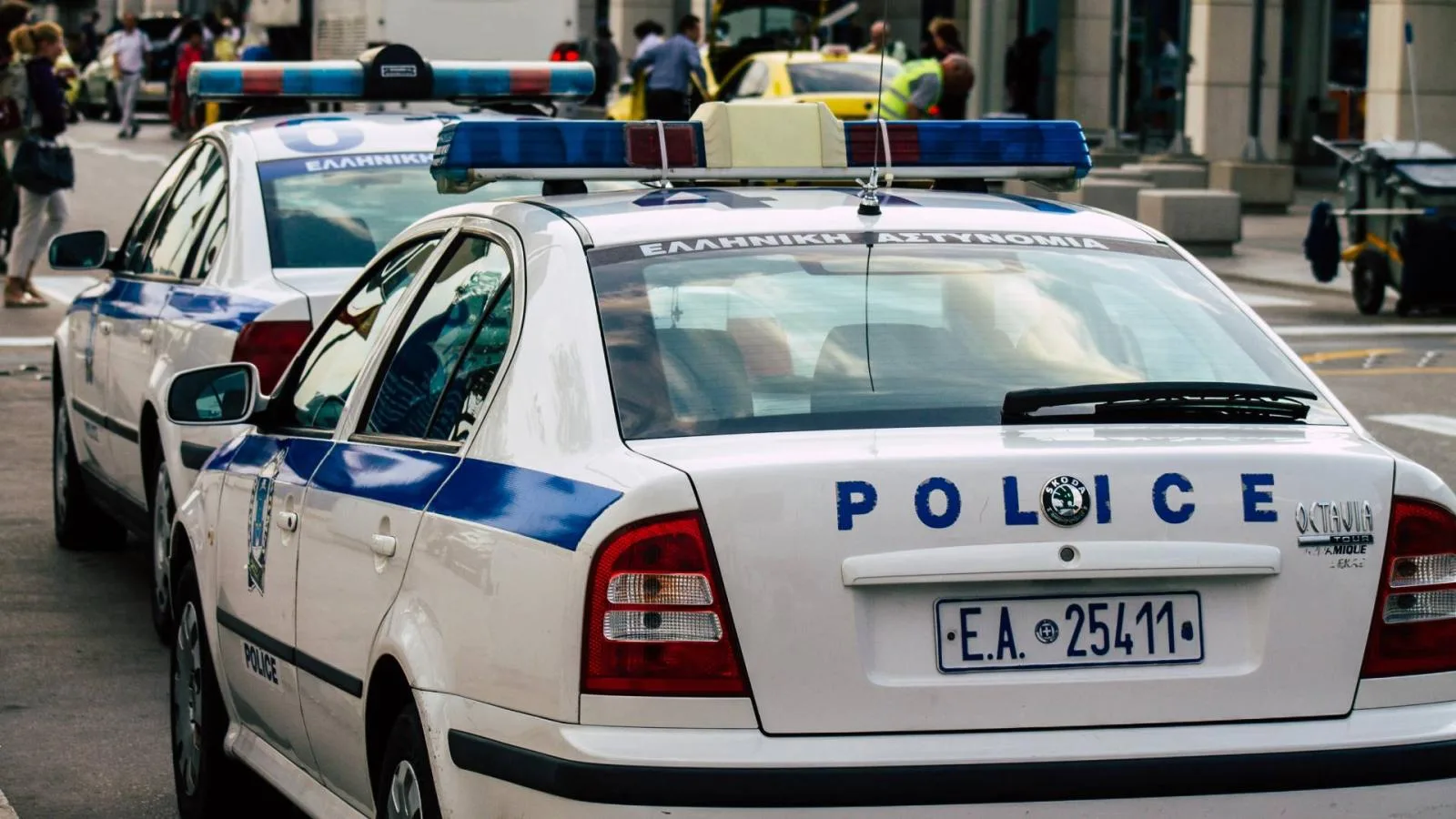Συλλήψεις σε Αιγιάλεια και Ηλεία για ναρκωτικά, όπλα και καταδικαστικές αποφάσεις