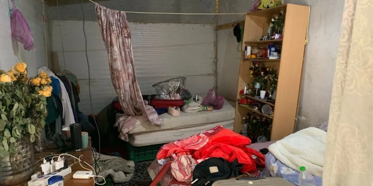 Επιχείρηση-μαμούθ της ΕΛΑΣ σε Ηλεία και άλλες περιοχές: Τέλος σε κύκλωμα που εκμεταλλευόταν αλλοδαπούς εργάτες – Οι εικόνες του σκλαβοπάζαρου ΦΩΤΟ-ΒΙΝΤΕΟ