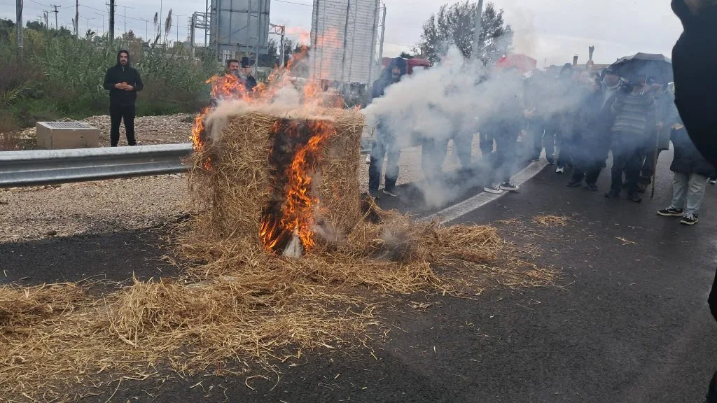 Αγρότες έκλεισαν την Πατρών–Πύργου: Γάλα στους δρόμους και φλεγόμενος σανός στα μπλόκα ΦΩΤΟ-ΒΙΝΤΕΟ Αγρότες έκλεισαν την Πατρών–Πύργου: Γάλα στους δρόμους και φλεγόμενος σανός στα μπλόκα ΦΩΤΟ-ΒΙΝΤΕΟ