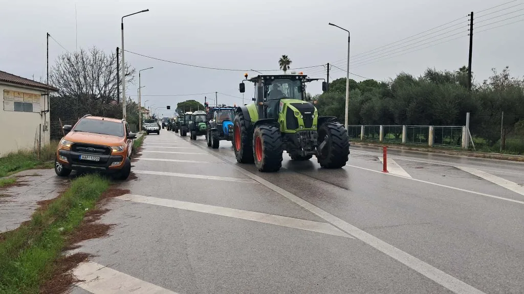 Αγρότες έκλεισαν την Πατρών–Πύργου: Γάλα στους δρόμους και φλεγόμενος σανός στα μπλόκα ΦΩΤΟ-ΒΙΝΤΕΟ Αγρότες έκλεισαν την Πατρών–Πύργου: Γάλα στους δρόμους και φλεγόμενος σανός στα μπλόκα ΦΩΤΟ-ΒΙΝΤΕΟ