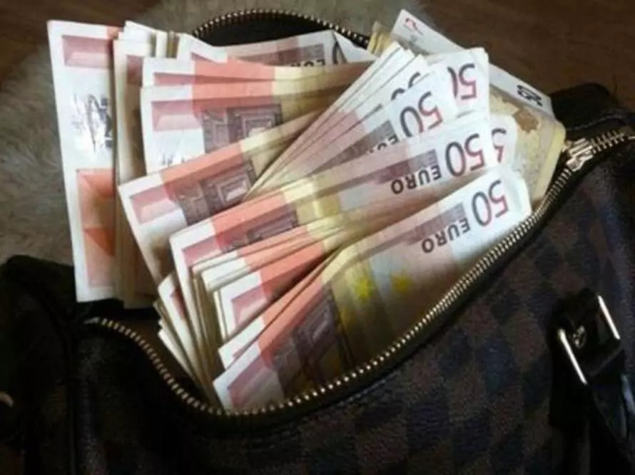 Αμαλιάδα: 14χρονος κατηγορείται για εκβιασμό 12χρονου – Του απέσπασε πάνω από 8.000 ευρώ, συνελήφθη και η μητέρα του