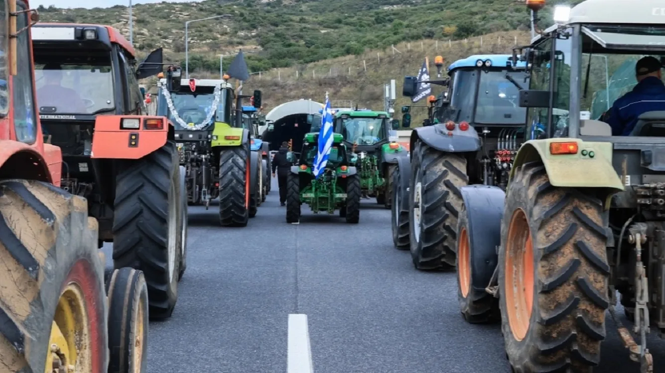 Μπλόκα αγροτών: Το plan Β και οι σκέψεις για πρόστιμα στα τρακτέρ στις Εθνικές Οδούς, που ανοίγουν οι δρόμοι