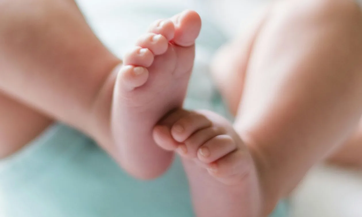 Ηλεία: Πληρώνει από τον μισθό του για να μείνουν οικογένειες στο χωριό – Η κίνηση του προέδρου της Ωλένης
