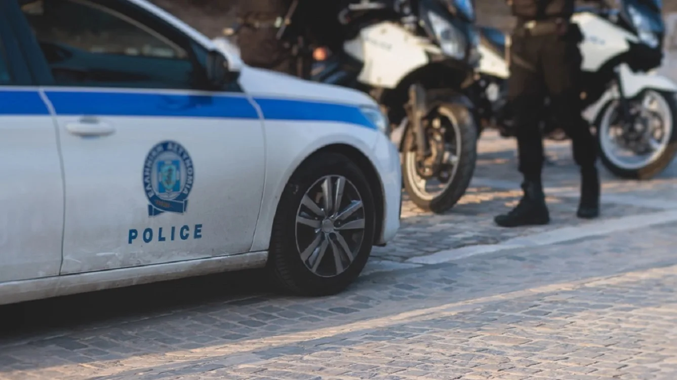 Γαστούνη: Τρεις ανήλικοι άρπαξαν 150 ευρώ από παντοπωλείο με τη μέθοδο της απασχόλησης – Ο ένας καταζητούνταν για κλοπές
